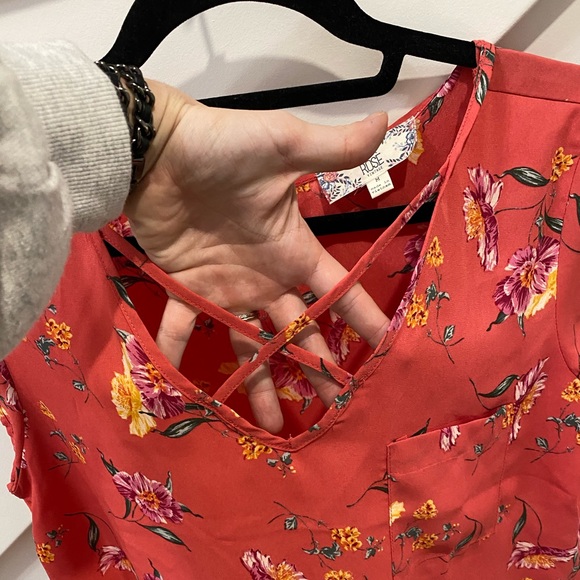 🌟3/$15 🛍 Pink Floral Blouse - Picture 3 of 4